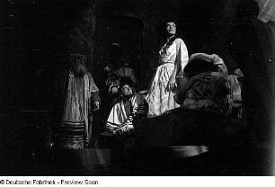 Szenenbilder aus der Tragödie "Judith" von Christian Friedrich Hebbel am Hebbel-Theater Berlin