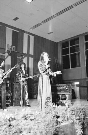 Hochdorf: Mooswaldhalle; bunter Abend; Monika Morell, Sängerin