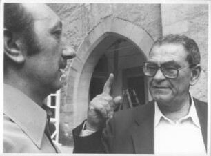 Jagsthausen. Festspiele in der Götzenburg. Regisseur Reinhold K. Olszeski im Gespräch mit einem Statisten