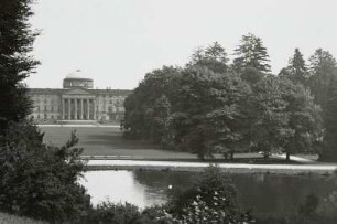 Kassel, Schloss Wilhelmshöhe : Kassel. Schloss Wilhelmshöhe. Mittelbau. Ansicht über den Fontäneteich von Westen