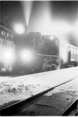 Bahnhof Trochtelfingen, die Lichtmaschine summt, die Dampfheizung zischt, die Luftpumpe stöhnt