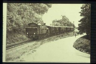 97 501 bei der Einfahrt in die Steilstrecke mit ihrem Personenzug in Honau
