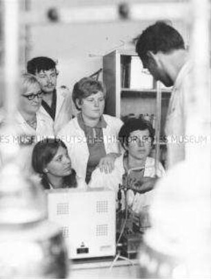 Chemieunterricht im Labor der Pädagogischen Hochschule "Dr. Theodor Neubauer" in Erfurt-Mühlhausen