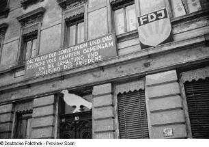 Sichtwerbung für das IV. Parlament der FDJ an einem Haus