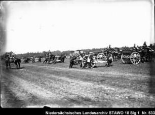 Geländeübung und Besichtigung des Feld-Artillerie-Regiments Nr. 46 Enthält: Soldaten setzen Geschützlafetten zusammen