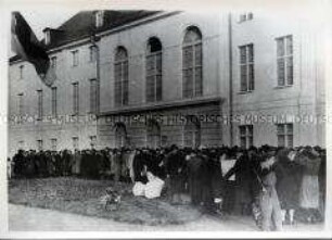 Gratulanten zum 74. Geburtstag Wilhelm Piecks vor Schloss Niederschönhausen