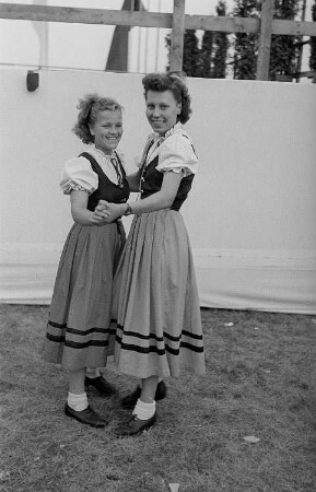 Volksfest in Karlshorst : Zwei tanzende Mädchen