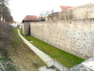 Stadtbefestigung-Stadtmauer im Westen (innere und äußere Stadtmauer) mit Graben vom oberen Torturm nach Norden