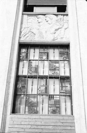 Bukarest: Haus Ugir, schmiedeeisernes Fenster und Relief
