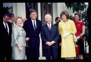Beim Bundespräsidenten/ Kennedy Lübke und Gattin u.a.
