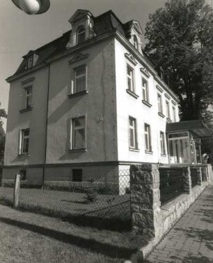 Gersdorf (Chemnitzer Land), Hauptstraße 195. Wohnhaus mit Apotheke (um 1890)