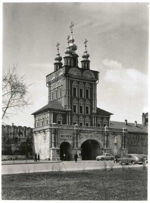 Moskau, Russland. Neues Jungfrauenkloster (Nowodewitschi-Kloster). Christi-Verklärung-Torkirche (Preobrashenie-Torkirche) (1688). Ansicht von Nordosten