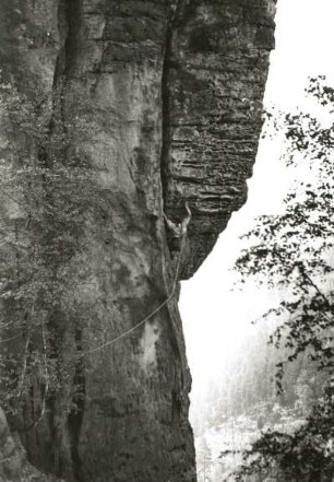 Sächsische Schweiz. Rathener Felsgebiet, Höllenhund. Seilschaft R. Stolle an der Westkante (Kesseltürmerweg). (VIIc)