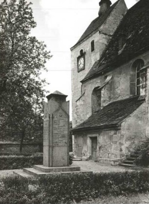 Jahna-Löthain-Kagen, Kirchhof : Kirchhof in Jahna mit Ehrenmal für die Gefallenen des 1.Weltkrieges und Dorfkirche