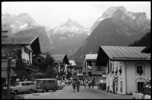 Lofer: Ortsstraße mit Loferer Steinberge und Breithorn, 2413 m
