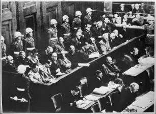 Nürnberger Prozess gegen die Hauptkriegsverbrecher vom 20.11.1945 bis zur Urteilsverkündung am 01.10.1946 im Saal 600 des Nürnberger Militärgerichtshofes: 21 ehemals führende Vertreter des "1000-jährigen Reiches" auf der Anklagebank