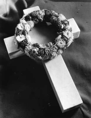 Kreuz mit Immortellenkranz und Rosen