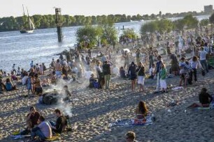 Oevelgönne, Elbe-Strand. Die Gastronomie Strandperle lockt Gäste an