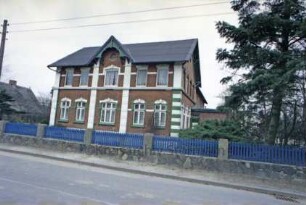 Stellau: Achtern Diek 5: Wohnhaus von Bauernhof: Straßenfront: rechts Anbau mit Eingangstür