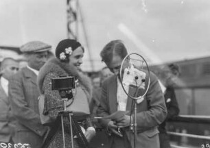 Expeditionsteilnehmer Marek an einem Mikrofon, 2. Juni 1931