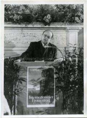 Friedrich Ebert spricht zum Internationalen Frauentag