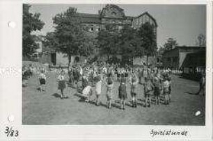 Sportunterricht an der Mädchenschule Schnellerstraße in Berlin-Niederschönhausen