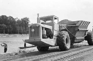 Achern: Materialtransporter; Hintergrund See