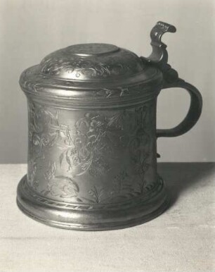 Zinnkrug mit Deckel. Graviert. Breslau, 1643. Leipzig: Grassimuseum