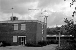 Fernmeldeamt: Bischofsteicher Weg: an Dach montierte Antennen: vorn Parkplatz: hinten rechts Schuppen: dahinter Haus