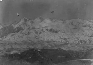 Gebirgszug : Panorama eines schneebedeckten Gebirgszugs im Tian Shan Hochgebirge