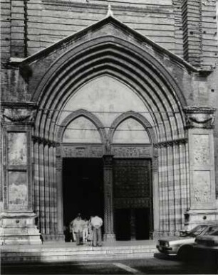 Portal der Basilika S. Anastasia