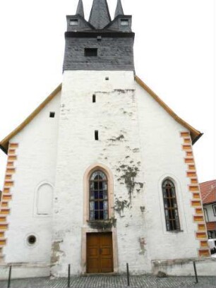 Evangelische Kirche - Kirchturm mit Schießscharten (Schlitzscharten) im Mittelgeschoß und beidseitiger Langhauserweiterung (Jahr 1566-Langhaus zum Kirchturm -vorgezogen-) von Osten