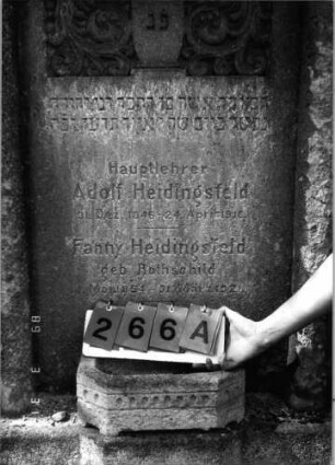 Grabstein 266 (Index: 100089772) Material: gelber körniger Stein Maße HxBxT: 221x130x22 cm Besonderheit: kulturhistorisch wertvoll / hist.-wiss. Gründe (Gemeindestellung); - Doppelgrab: Grabstein 266A