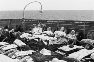Bordleben auf dem Passagierschiff "Milwaukee". Sonnenbadende mit Liegestühlen