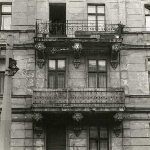 Cottbus, Karlstraße 96. Wohnhaus (E. 19. Jh.). Balkons