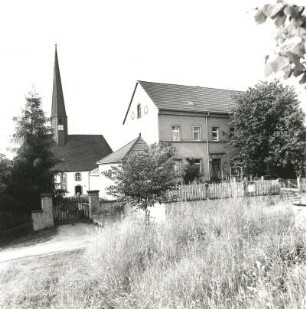 Colditz-Lastau. Ehemalige Schule (wohl M. 19. Jh.) gegen Dorfkirche Lastau