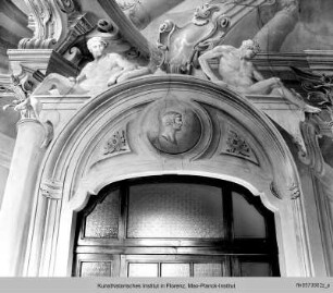 Galerie mit Architekturmalerei : Freskendekoration mit Architekturmalerei und allegorischen Figuren