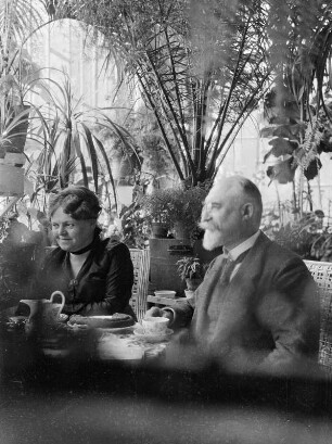 Portrait eines Paares : Portrait eines älteren Paares an einer Kaffeetafel sitzend (Familie Kröber?)