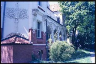 Blick entlang der Hausfassade der Villa Meyer