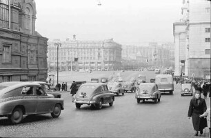 Moskau [Russland]: Verkehrsstraße am Roten Platz