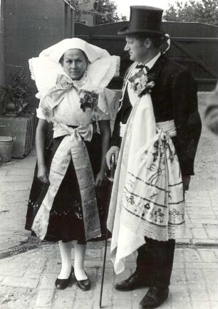 Hochzeitsbitter mit seiner Frau aus Kunersdorf : Kleidung - niedersorbische Tracht. Ort: Kósobuz / Kunersdorf. Hochzeitsbitter mit seiner Frau.