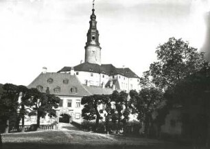 Weesenstein. Schloss Weesenstein. Ostseite mit Hauptportal und Brücke über den Mühlgraben