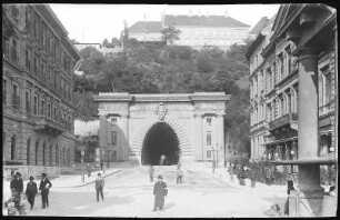 Budapest. Tunnel (1857), Ost-Portal : Budapest. Burgberg-Tunnel (1853-1857; Adam Clark) mit Donautor, östliches Tunnelportal (nach 1858; Ferenc Reitter)