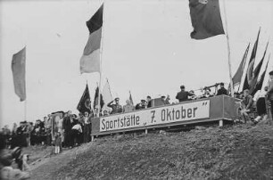 Weihe der Sportstätte 7. Oktober - Enthüllter Namenszug, Fahnen der Deutschen Demokratischen Republik und der Sowjetunion, auf einem Plakat des Porträt Walter Ulbrichts : Einweihung der Sportstätte 7. Oktober