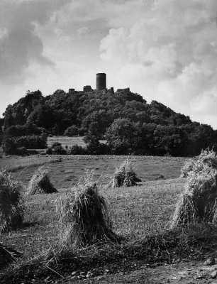 Nürburg. Ruine der Nürburg (vor 1166). Bergfried