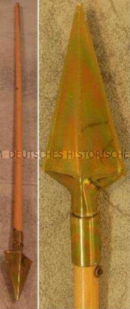 Fahnenstange zu Ehrenbanner mit Bildnissen von Ernst Thälmann und Wilhelm Pieck
