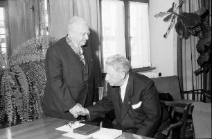 Freiburg: Regierungspräsidium; Bundesverdienstkreuz für Georg Menges; Regierungspräsident Dichtel überreicht es