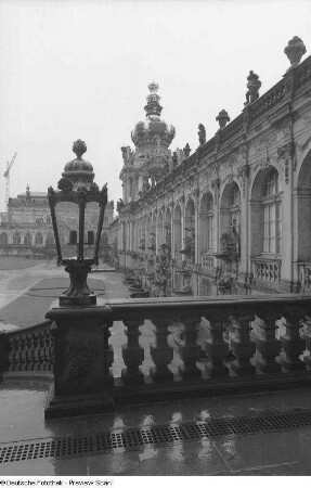 Dresden-Altstadt. Zwinger (1709-1728; M. D. Pöppelmann, B. Permoser). Langgalerie mit Kronentor