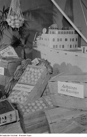 Südamerikanisches Obst und Nüsse auf der Leipziger Herbstmesse 1954