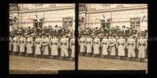 Soldaten und Publikum bilden Spalier, Potsdam
